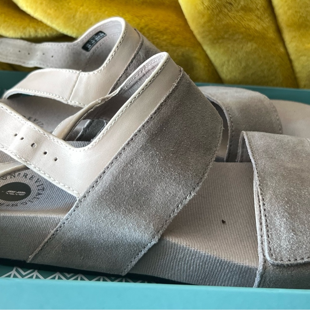 REVITALIGN Women's Up Swell Sandals in Grey & Cream.